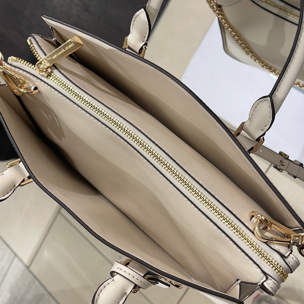 Michael Kors Sheila Medium Center Zip Satchel Crossbody Bag
Light Cream
NWT - Picture 10 of 16